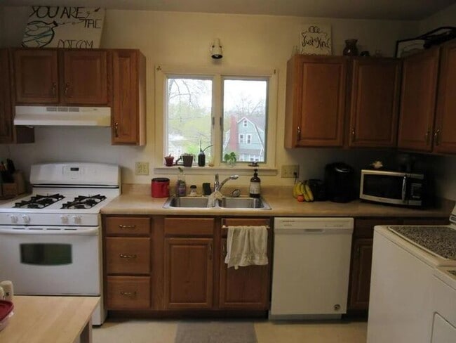 Foto del edificio - $1,150 | 2 Bedroom, 1 Bathroom Duplex | Pe...