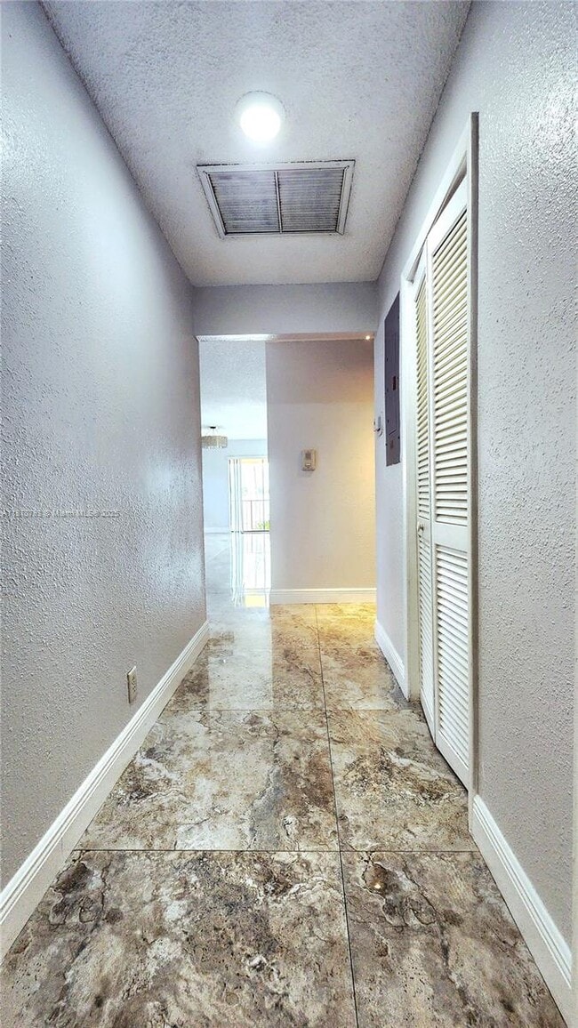 Building Photo - 513 S Ocean Dr