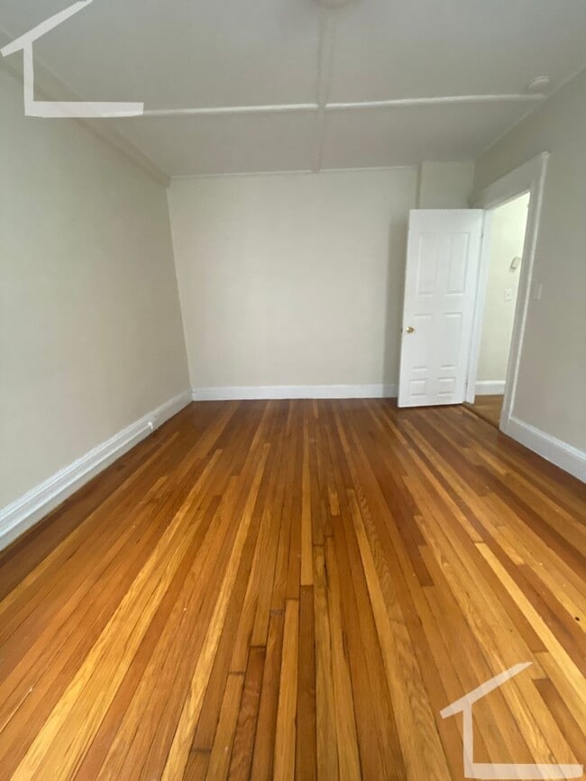 Building Photo - Nicely renovated studio in the heart of Fe...