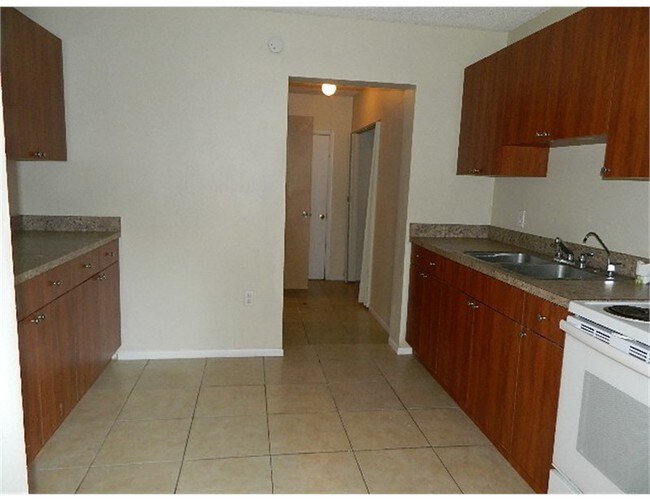 Foto del edificio - 1910 E Waters Ave