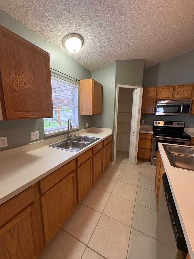 Building Photo - Wonderful 4 bedroom plus bonus room BEAUTY...