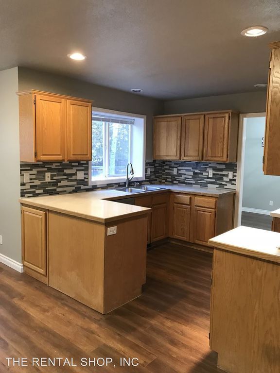 Building Photo - SE Bend 3 Bedroom, 2.5 Bath House, A/C, Gas Heat & Fireplace, Dbl Garage, Fenced Yard