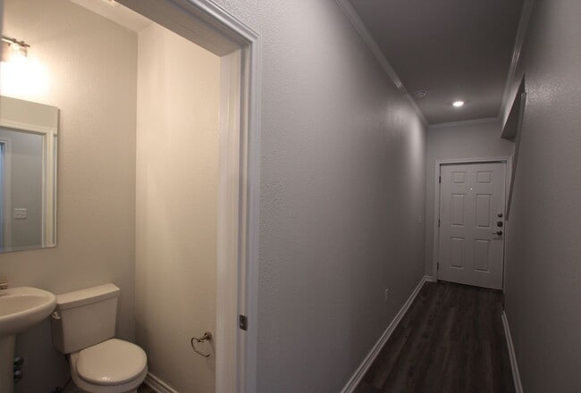 Building Photo - Stunning 2 Bed 2.5 Bath 1 Car Garage Townhome in Tyler!