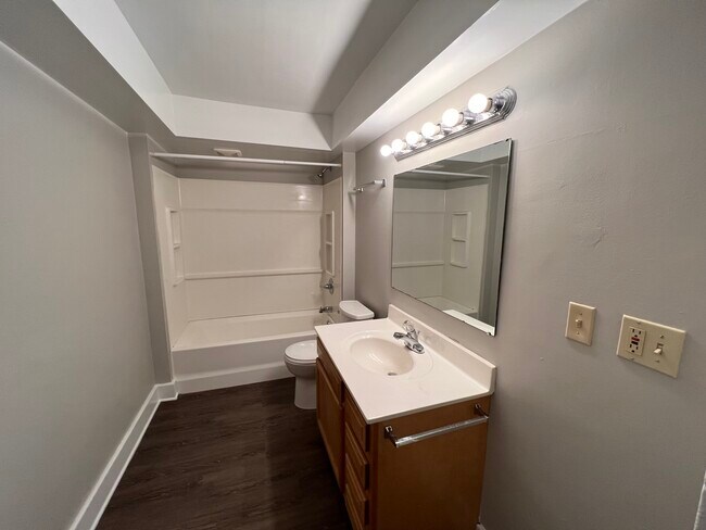 Foto del edificio - 810 Leonard St NE