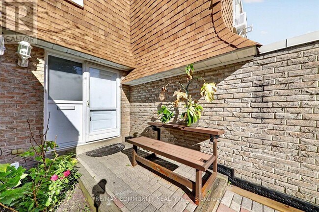 Building Photo - 850 Huntingwood Dr