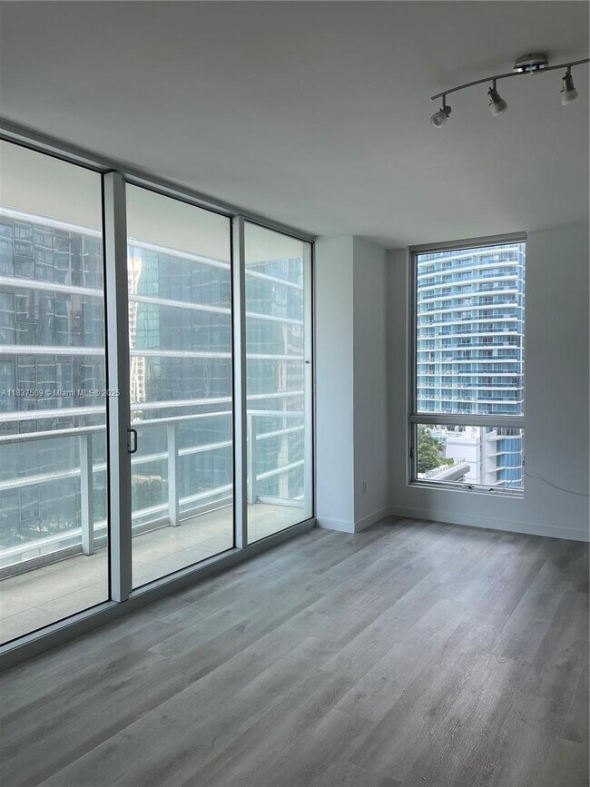 Building Photo - 300 S Biscayne Blvd