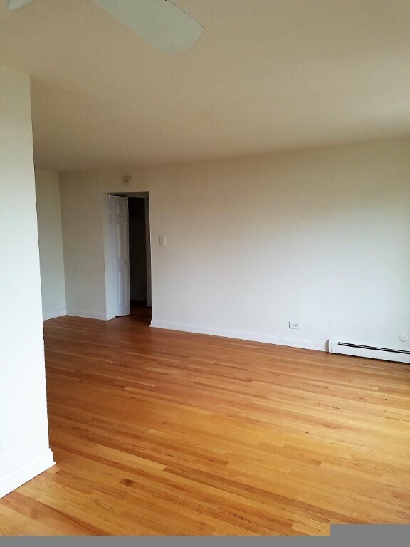 Foto del edificio - 3731 N Pine Grove Ave