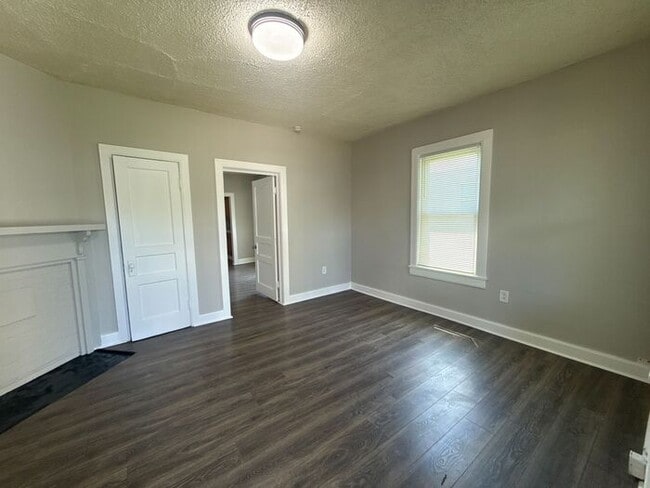 Building Photo - FOR RENT - Renovated Duplex in Gallatin - Half Off 1st Month Move in Special!