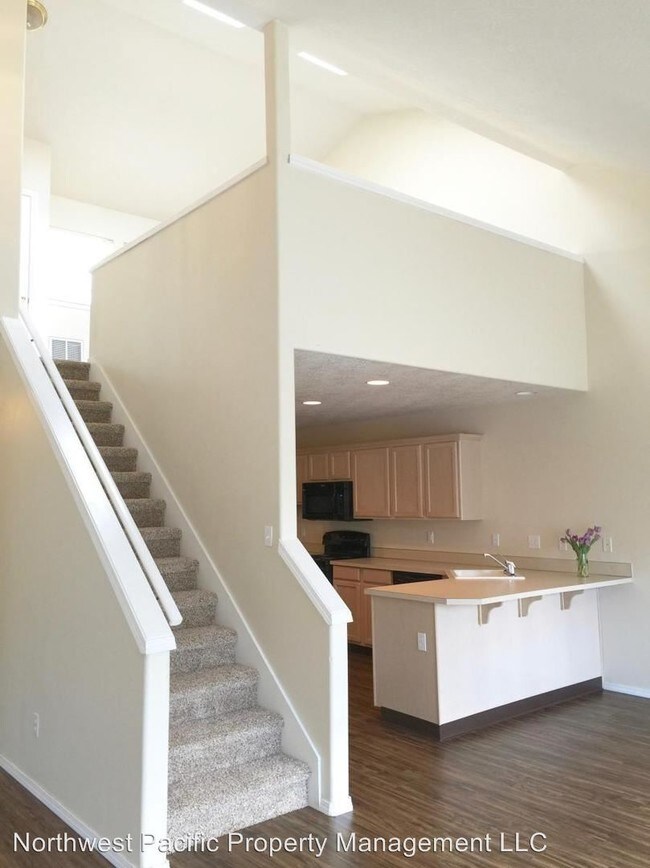 Building Photo - 6915 Ridgetop Dr NE