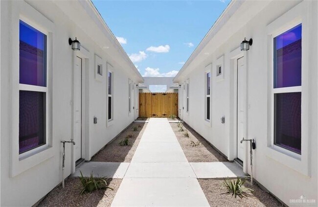Foto del edificio - 5709 Northwestern Ave