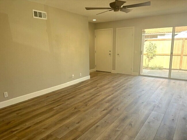 Foto del edificio - 2174 Larch Ln