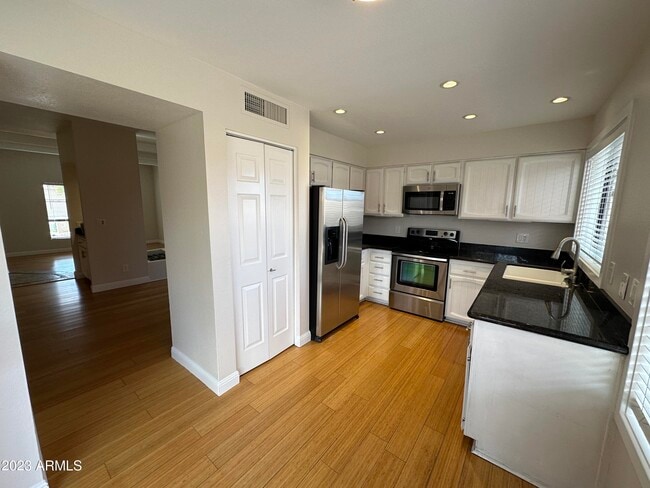 Building Photo - 6745 N 79th Pl