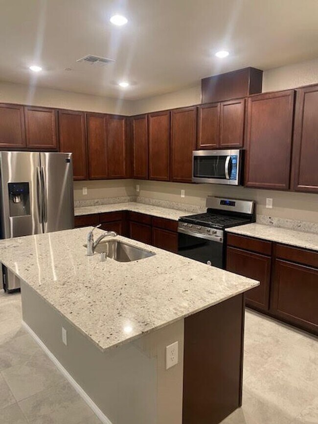 Building Photo - BRAND NEW TOWNHOME IN TULE SPRINGS COMMUNITY!