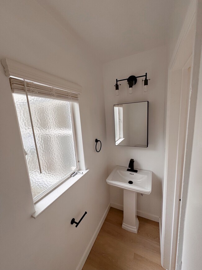 Baño - 201 San Vicente Blvd