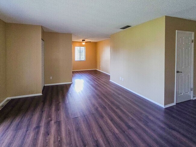Building Photo - Affordable ground floor 2B/1B condo in des...