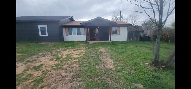 Foto del edificio - Granbury TX ; 2 bed 1 bath duplex! Water provided