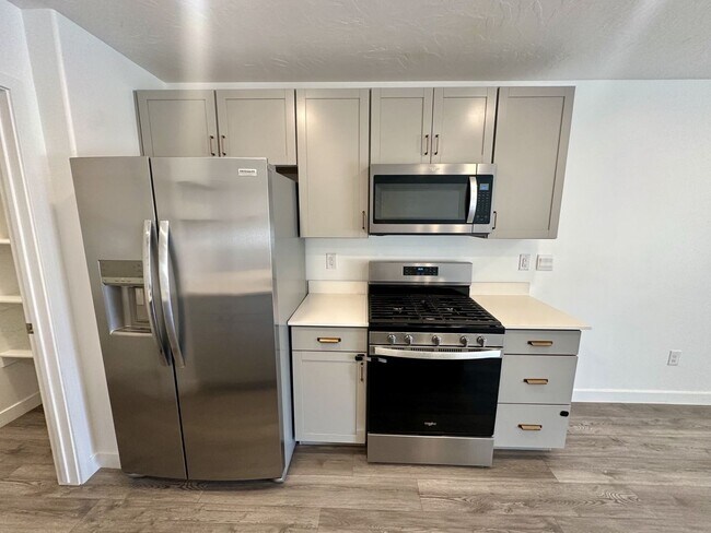 Building Photo - Adorable Long Valley Townhome!