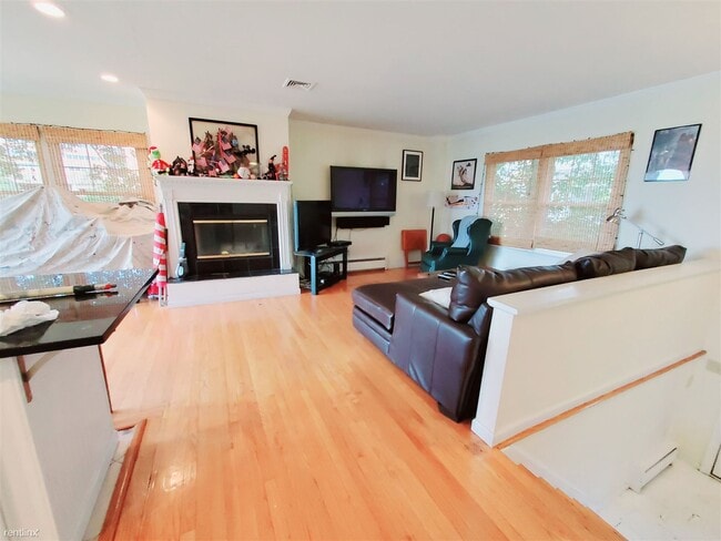 Building Photo - 5 br, 2.5 bath House - 86 Mitchell St
