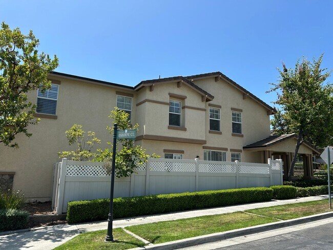 Foto del edificio - Beautiful 4 Bed 3 Bath Fullerton Home with Office