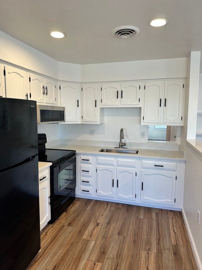 Kitchen - 7044 Basswood Rd