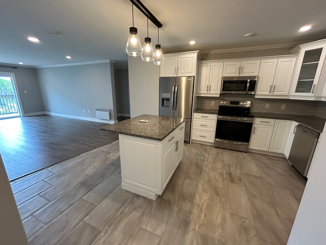 Building Photo - 208-208 Shakespeare Dr