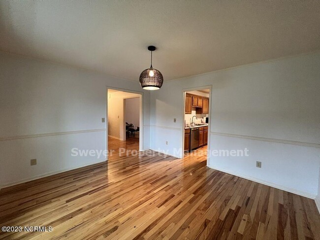 Building Photo - 3134 McKinnon Dr