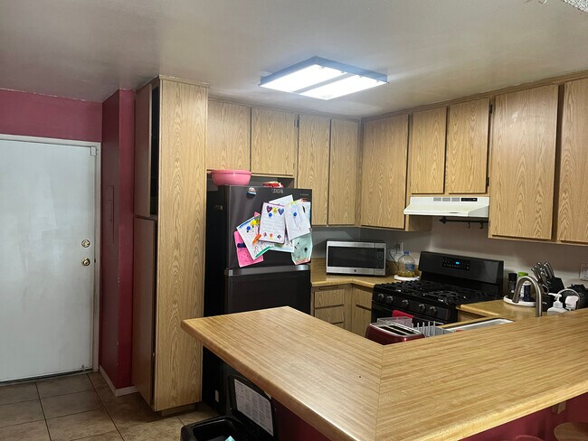 Foto del edificio - 23540 Newhall Ave