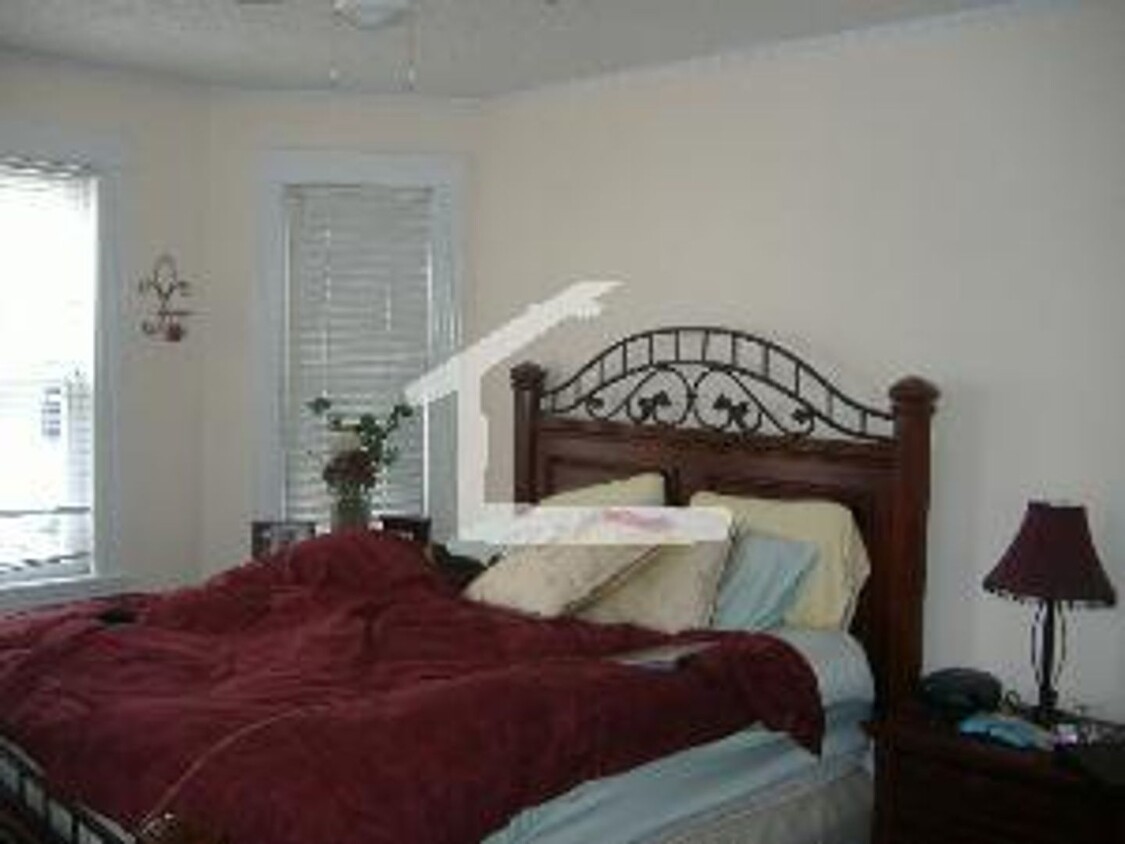 Foto principal - Beautiful 3 Bed with In Unit Laundry avail...