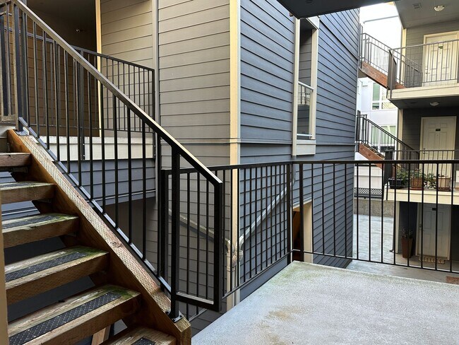 Foto del edificio - Wonderful Greenwood 2 Bed/2Bath