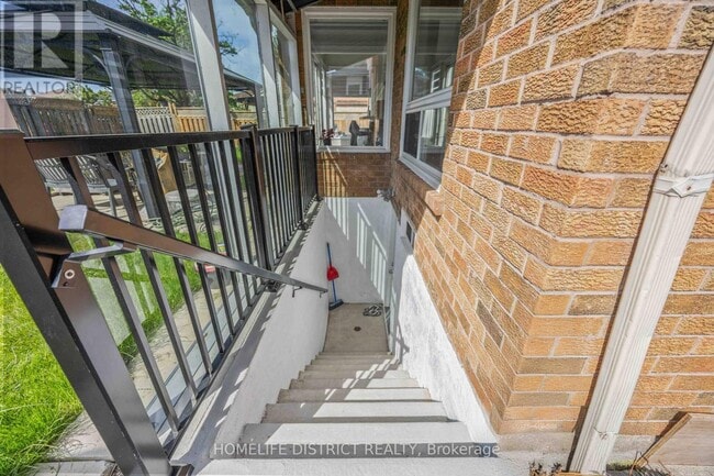 Building Photo - 579 Sheppard Ave