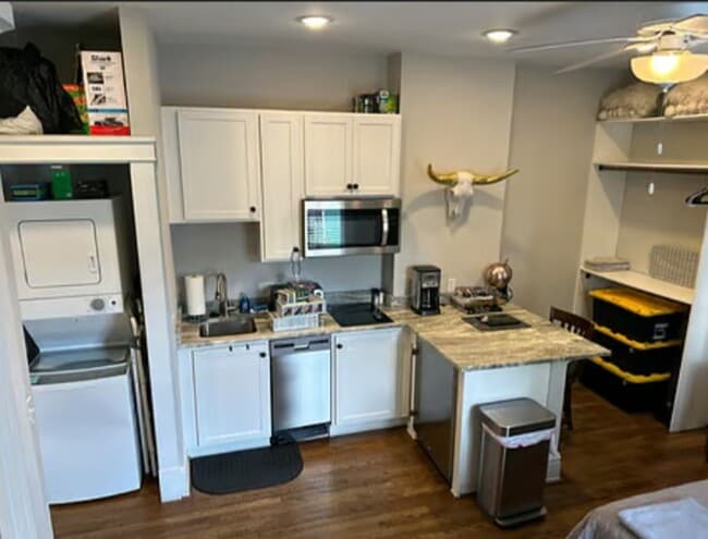 Building Photo - 101 E Clay St