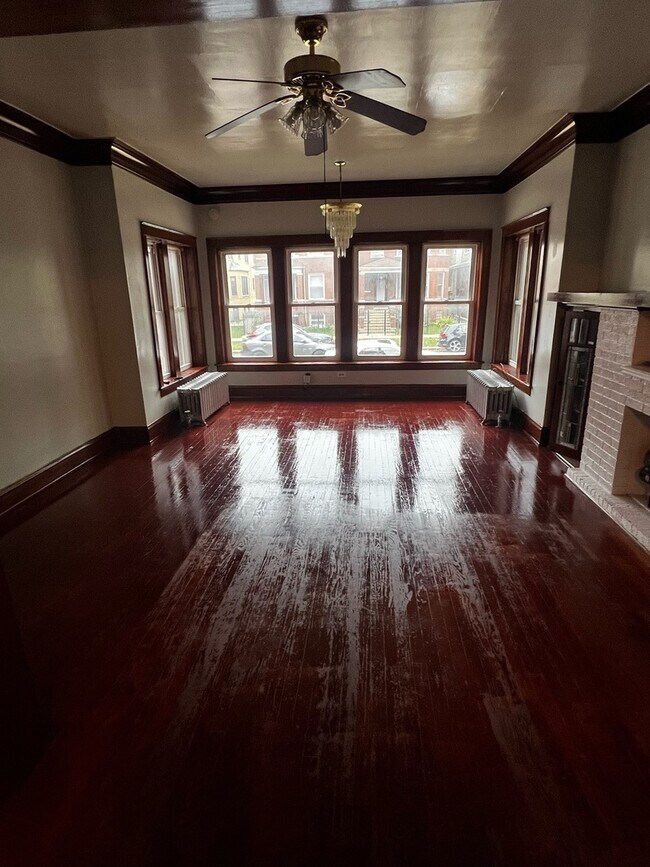 Foto del edificio - 2450 N Hamlin Ave