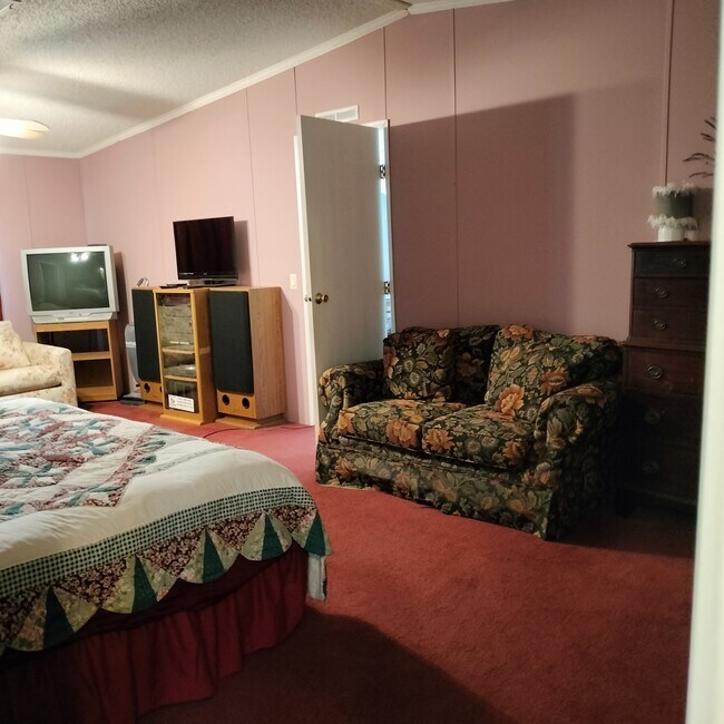 Building Photo - 202 Saxonville Rd