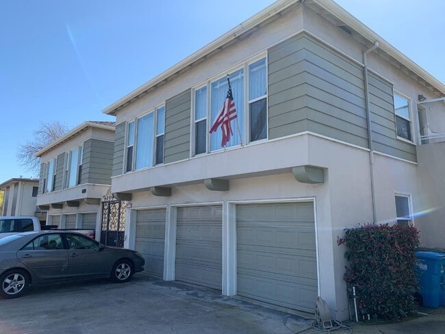 Building Photo - 612 S El Camino Real