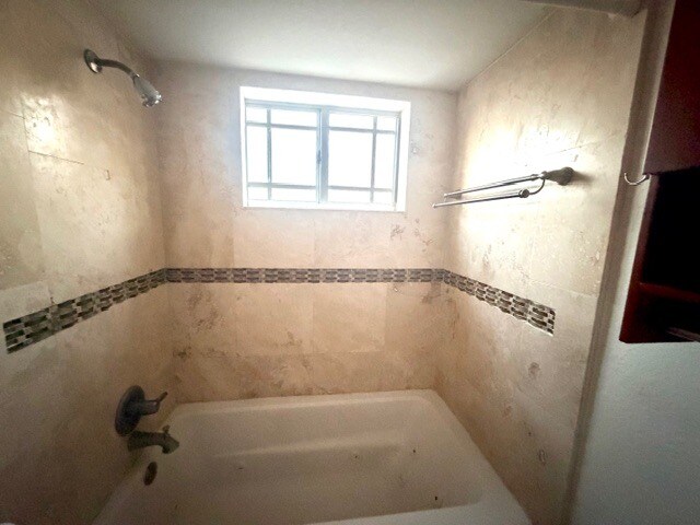 Baño desde el dormitorio principal - con chorros de masaje - 17318 NW 74th Ave