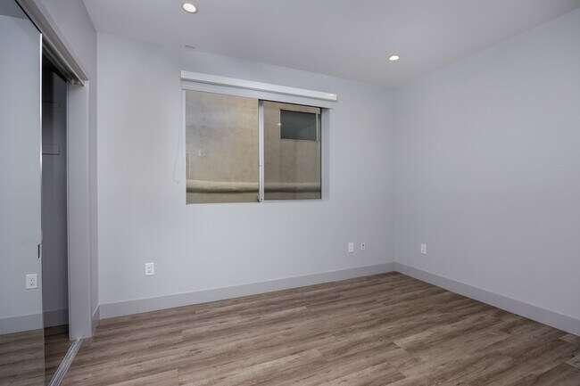 Foto del edificio - 11048 W Olympic Blvd