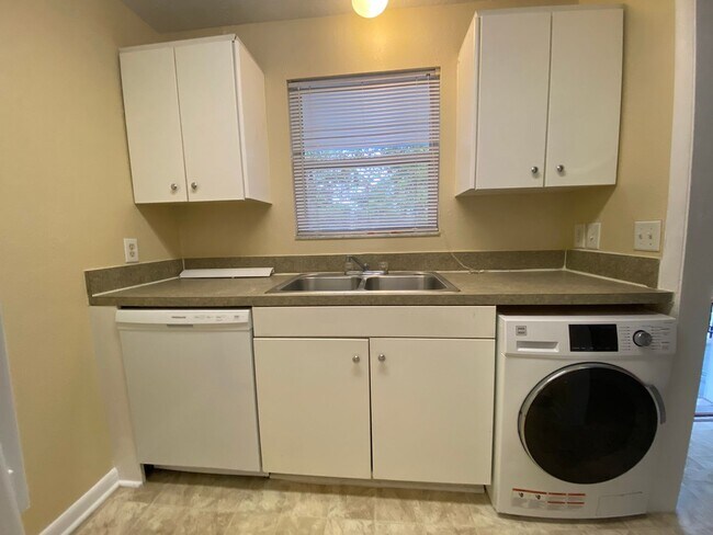 Foto del edificio - Creekside 2 bedroom 2 bath Condo Available...