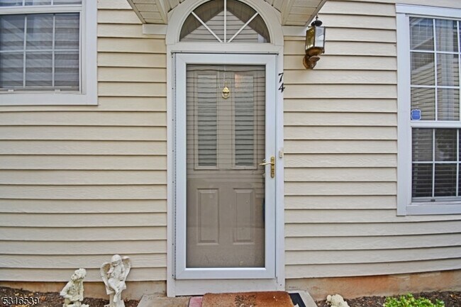 Foto del edificio - 74 Pheasant Brook Ct