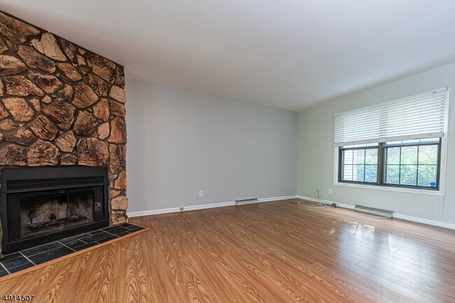 Building Photo - 3-G-3 E Oak St