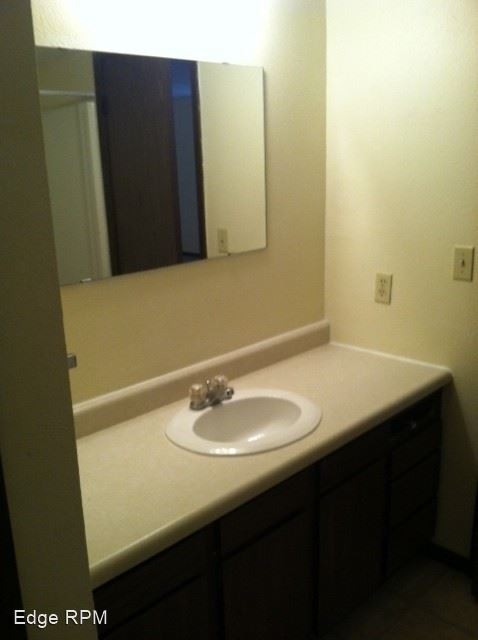 Foto del edificio - 3241-3271 Ansborough Ave