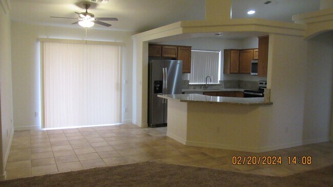 Building Photo - 3 bed 2 bath 2 car garage near high school