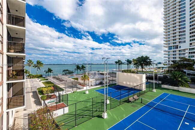 Foto del edificio - 600 NE 36th St