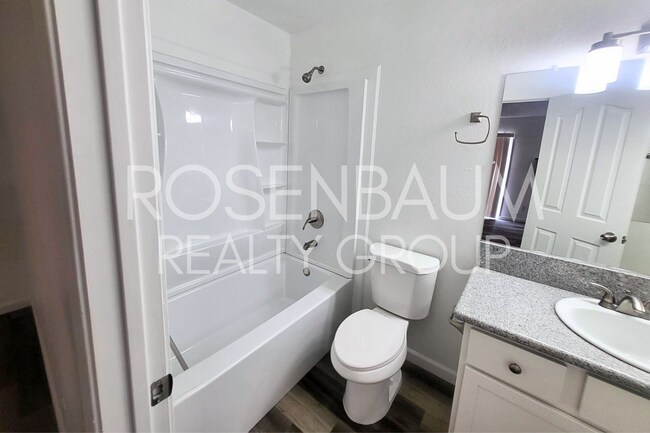 Foto del edificio - Charming 2-bedrooms, 2-baths duplex locate...