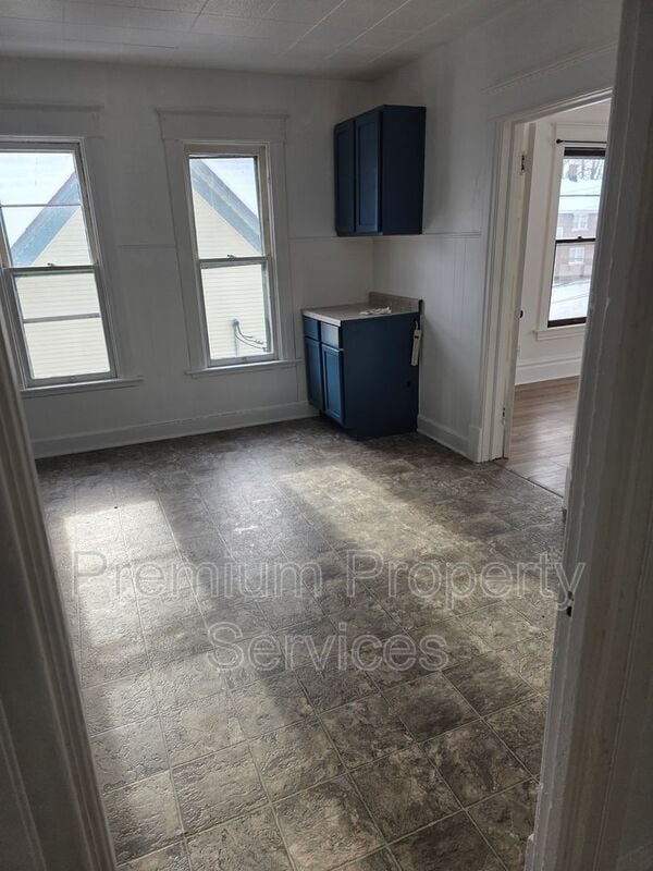 Building Photo - 402 S Gardiner Ave