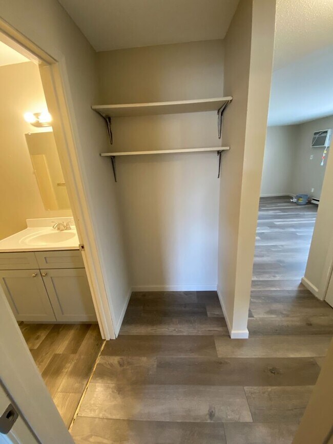 Foto del edificio - Available Now- 2 Bedroom updated apartment...