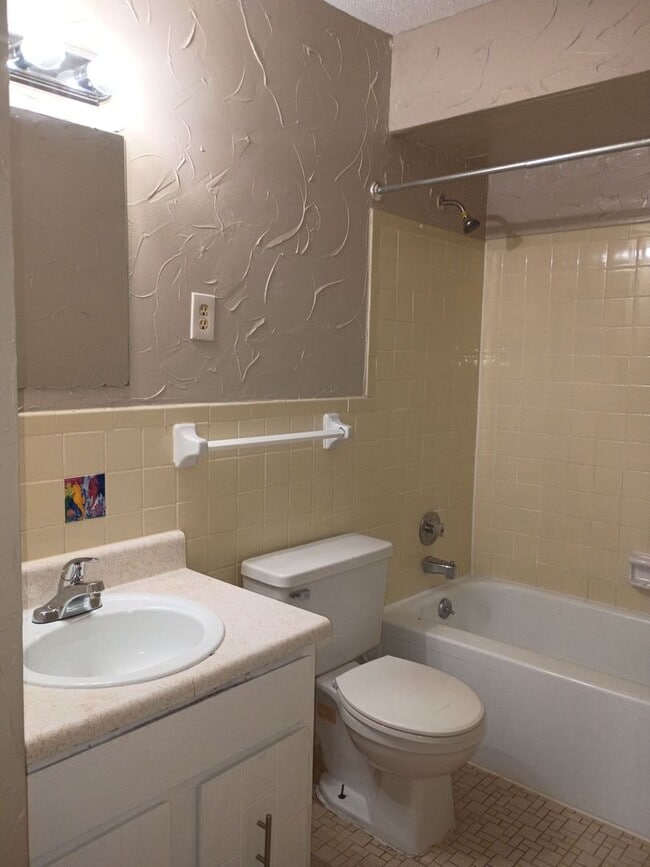 Building Photo - MOVE-IN SPECIAL 1/2 OFF 1ST MONTH'S RENT!!