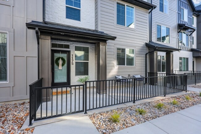 Foto del edificio - 1175 N Meridian Ln