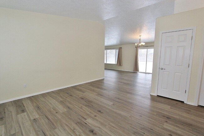 Foto del edificio - Single- Level Home w/Mature Landscaping