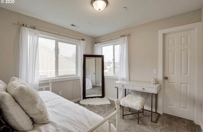 Building Photo - Luxurious 3 Bedroom with Spacious Rooms an...