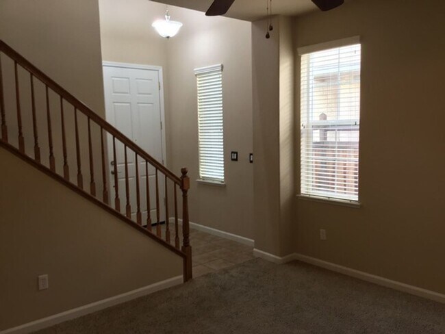 Foto del edificio - Gated Community 4 Bedroom 2.5 Bath Home...